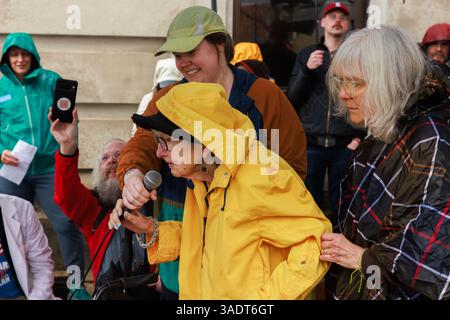 Bloomington, États-Unis. 05th Apr, 2025. BLOOMINGTON, INDIANA - 5 AVRIL : Charlotte Zietlow, militante de Bloomington, prend la parole alors que des centaines de manifestants assistent à un rassemblement de protestations contre le président américain Donald Trump au palais de justice du comté de Monroe le 5 avril 2025 à Bloomington, Indiana. Des manifestations contre les politiques de l'administration Trump et le ministère de l'efficacité du gouvernement (DOGE) d'Elon Musk ont lieu dans tout le pays dans ce que les organisateurs appellent une Journée nationale d'action. ( Credit : Jeremy Hogan/Alamy Live News Banque D'Images