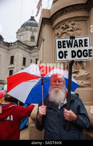 Bloomington, États-Unis. 05th Apr, 2025. BLOOMINGTON, INDIANA - 5 AVRIL : un manifestant tient une pancarte indiquant « méfiez-vous de DOGE » alors que des centaines de manifestants assistent à un rassemblement de protestations contre le président américain Donald Trump au palais de justice du comté de Monroe le 5 avril 2025 à Bloomington, Indiana. Des manifestations contre les politiques de l'administration Trump et le ministère de l'efficacité du gouvernement (DOGE) d'Elon Musk ont lieu dans tout le pays dans ce que les organisateurs appellent une Journée nationale d'action. ( Credit : Jeremy Hogan/Alamy Live News Banque D'Images
