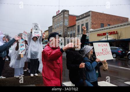 Bloomington, États-Unis. 05th Apr, 2025. BLOOMINGTON, INDIANA - 5 AVRIL : les manifestants encouragent les conducteurs de passage à klaxonner alors que des centaines de manifestants assistent à un rassemblement « sans intervention » pour manifester contre le président américain Donald Trump au palais de justice du comté de Monroe le 5 avril 2025 à Bloomington, Indiana. Des manifestations contre les politiques de l'administration Trump et le ministère de l'efficacité du gouvernement (DOGE) d'Elon Musk ont lieu dans tout le pays dans ce que les organisateurs appellent une Journée nationale d'action. ( Credit : Jeremy Hogan/Alamy Live News Banque D'Images