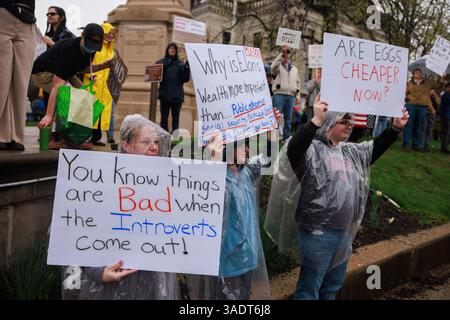 Bloomington, États-Unis. 05th Apr, 2025. BLOOMINGTON, INDIANA - 5 AVRIL : un manifestant tient une pancarte indiquant : « les œufs sont-ils moins chers maintenant ? » Alors que des centaines de manifestants assistent à un rassemblement de protestation contre le président américain Donald Trump au palais de justice du comté de Monroe le 5 avril 2025 à Bloomington, Indiana. Des manifestations contre les politiques de l'administration Trump et le ministère de l'efficacité du gouvernement (DOGE) d'Elon Musk ont lieu dans tout le pays dans ce que les organisateurs appellent une Journée nationale d'action. ( Credit : Jeremy Hogan/Alamy Live News Banque D'Images