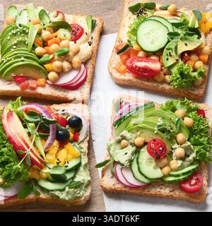 Divers sandwichs végétaliens. Régime à base de plantes. Concept végétarien de nourriture saine. Manger propre. Vue de dessus. Banque D'Images
