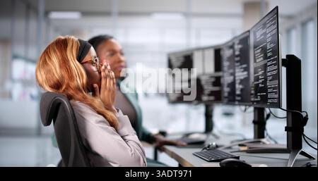 Femme malheureuse développeur dans le logiciel de codage de stress sur l'écran d'ordinateur. Banque D'Images