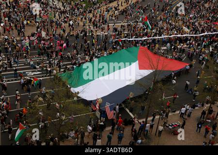 Des milliers de manifestants pro-palestiniens se sont rassemblés devant le Capitole des États-Unis, Washington DC, le 5 avril 2025, pour s’opposer aux récentes arrestations d’activistes étudiants pro-palestiniens par les autorités de l’immigration et des douanes. Puis ils marchent vers le siège national DE LA GLACE. Les manifestants appellent à la fin des déportations et de la répression du mouvement palestinien. Banque D'Images
