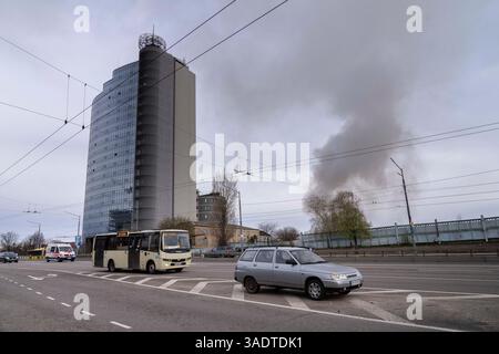 Kiev, ville de Kiev, Ukraine. 6 avril 2025. Fumée qui monte après une frappe de missile russe sur Kiev, la capitale de l'Ukraine. (Crédit image : © Andreas Stroh/ZUMA Press Wire) USAGE ÉDITORIAL SEULEMENT ! Non destiné à UN USAGE commercial ! Crédit : ZUMA Press, Inc/Alamy Live News Banque D'Images
