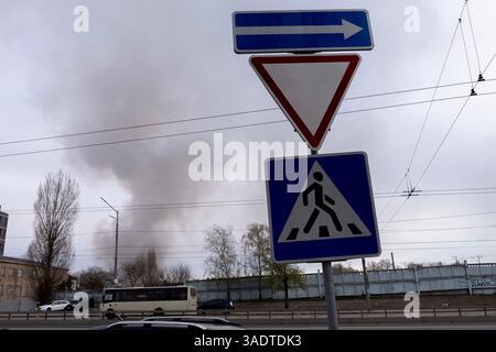 Kiev, ville de Kiev, Ukraine. 6 avril 2025. Fumée qui monte après une frappe de missile russe sur Kiev, la capitale de l'Ukraine. (Crédit image : © Andreas Stroh/ZUMA Press Wire) USAGE ÉDITORIAL SEULEMENT ! Non destiné à UN USAGE commercial ! Crédit : ZUMA Press, Inc/Alamy Live News Banque D'Images