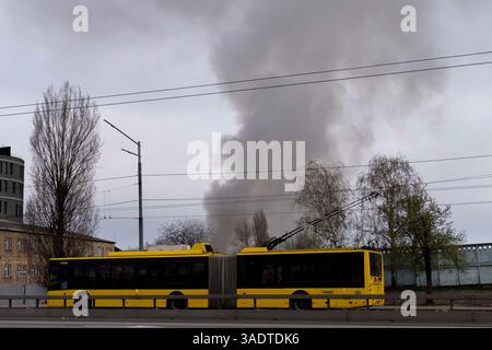 Kiev, ville de Kiev, Ukraine. 6 avril 2025. Fumée qui monte après une frappe de missile russe sur Kiev, la capitale de l'Ukraine. (Crédit image : © Andreas Stroh/ZUMA Press Wire) USAGE ÉDITORIAL SEULEMENT ! Non destiné à UN USAGE commercial ! Crédit : ZUMA Press, Inc/Alamy Live News Banque D'Images