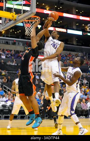 8 mars 2012 : L'attaquant Joe Burton #11 des Oregon State Beavers de Los Angeles, CALIFORNIE se fait fouler par l'attaquant Shawn Kemp, Jr. #40 des Washington Huskies alors qu'il se lève pour un lay-up dans la première moitié du tournoi de basket-ball Pacific 12 de la NCAA entre les Huskies de Washington et les Oregon State Beavers au Staples Center de Los Angeles, CALIFORNIE. (Crédit image : © David Hood/Cal Sport Media/ZUMAPRESS.com) Banque D'Images