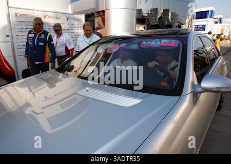 Bernie Ecclestone (GBR) F1 Supremo quitte le paddock et discute avec Flavio Briatore (crédit image : Sutton Motorsports/ZUMAPRESS.com) Banque D'Images