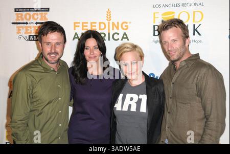 Sep 29, 2009 - Los Angeles, Californie, États-Unis - acteur DAVID ARQUETTE, épouse actrice COURTENEY COX- ARQUETTE, actrice PATRICIA ARQUETTE et acteur THOMAS JANE au concert 'Rock A Little- Feed A Lot', Un concert-bénéfice pour soutenir la banque alimentaire Reional de Los Angeles et Feeding America, qui s'est tenu au club Nokia, Los Angeles (crédit image : Jeff Frank/ZUMAPRESS.com) Banque D'Images