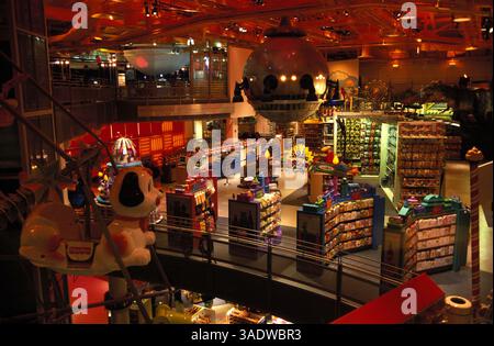 17 novembre 2001 ; New York, NY, États-Unis ; L'intérieur du magasin phare Toys 'R' US dans le quartier commerçant de Times Square à New York. Le magasin de 4 niveaux est de 110,00 pieds carrés et comprend une maison de poupée Barbie de 4 000 pieds carrés, une exposition Jurassic Park, une boutique et, et une grande roue intérieure de 60 pieds. (Crédit image : Stan Godlewski/ZUMAPRESS.com) Banque D'Images