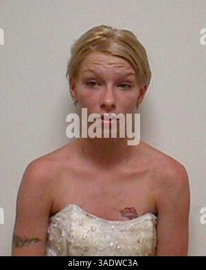 08 janv. 2003 ; South Windsor, CT, États-Unis ; (PHOTO DU DOSSIER 8/8/03) ADRIENNE HOYESEN-SAMEN a été arrêtée dimanche matin pour avoir fait des lunes à la police de l'Université de Yale. Samen (18) montrée dans cette photo de dossier datée du 8/8/03, a passé une partie de sa nuit de noces dans une cellule de prison, elle a quitté la réception menottée après avoir été arrêtée pour méfait criminel et violation de la paix pour avoir jeté une partie de son gâteau de mariage, tenté de mordre un policier et crié de vulgarités lorsque des ouvriers ont essayé de fermer le bar. Samen s'est excusé plus tard et a plaidé coupable à une accusation réduite et a été condamné à payer une amende de 90 $. ( Banque D'Images