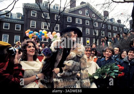 17 février 1974 ; New York, NY, États-Unis ; L'actrice FAYE DUNAWAY remporte le titre de « femme Hasty Pudding de l'année » aux 24e Hasty Pudding Awards. . (Crédit image : Arthur Grace/ZUMAPRESS.com) Banque D'Images