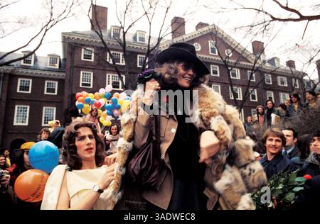 17 février 1974 ; New York, NY, États-Unis ; L'actrice FAYE DUNAWAY remporte le titre de « femme Hasty Pudding de l'année » aux 24e Hasty Pudding Awards. . (Crédit image : Arthur Grace/ZUMAPRESS.com) Banque D'Images