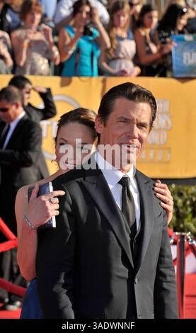 29 janvier 2012 - Los Angeles, Californie, États-Unis - les acteurs DIANE LANE et JOSH BROLIN arrivent sur le tapis rouge pour la 18e cérémonie annuelle des Screen Actors Guild Awards au Shrine Auditorium. Lane porte une robe David Meister bleue. (Crédit : © Leonard Ortiz/ZUMAPRESS.com) Banque D'Images