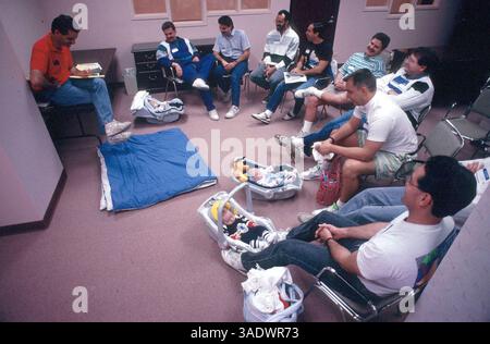 07 août 2001 ; Los Angeles, CA, États-Unis ; les futurs pères se préparent à leurs nouveaux bébés.. (Crédit image : Spencer Grant/ZUMAPRESS.com) Banque D'Images