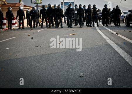 29 janvier 2012 - Malabo, Guinée équatoriale - la police tente de contrôler les fans de Guinée équatoriale. Les fans de football affrontent une barricade de policiers anti-émeutes alors qu'ils tentent d'approcher le stade Malabo où la Guinée équatoriale affronte la Zambie lors de leur dernier match du Groupe A De La Coupe d'Afrique des Nations. (Crédit image : © William Sands/ZUMAPRESS.com) Banque D'Images