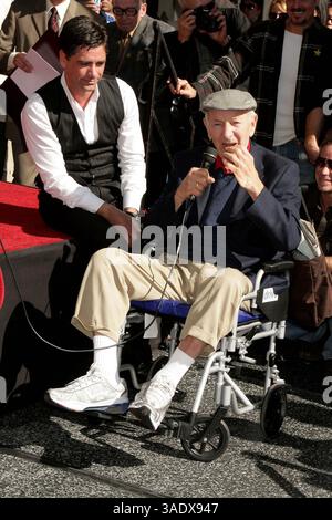 I14526CHW . John Stamos célèbre 25 ans dans le Biz avec Star sur le Hollywood Walk of Fame .7021 Hollywood Blvd, Hollywood, CA .11/16/09 . JOHN STAMOS ET JACK KLUGMAN . 2009 (crédit image : Ed Geller/Globe photos/ZUMAPRESS.com) Banque D'Images