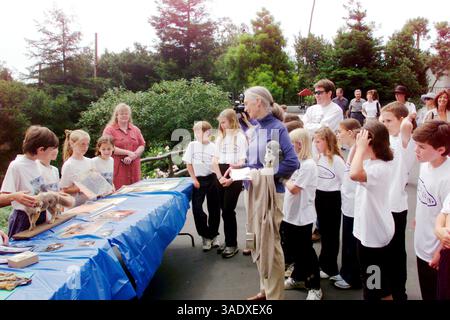 31 mai 2001 ; Santa Barbara, CA, États-Unis ; la primatologue JANE GOODALL écoute les élèves discuter de divers projets scientifiques lors d'une visite au zoo de Santa Barbara. Goodall était là pour promouvoir son programme environnemental et humanitaire Roots & Shoots pour les jeunes. (Crédit image : P.J. Heller/ZUMAPRESS.com) Banque D'Images