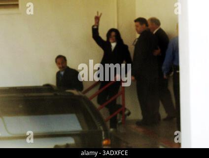 20 novembre 2003 ; Santa Barbara, CA, États-Unis ; le chanteur MICHAEL JACKSON fait signe aux fans alors qu'il quitte le bureau des shérifs du comté de Santa Barbara après avoir été accusé d'agression d'enfants. Jackson s'est rendu après avoir volé dans un jet privé de Vegas. (Crédit image : P.J. Heller/ZUMAPRESS.com) Banque D'Images