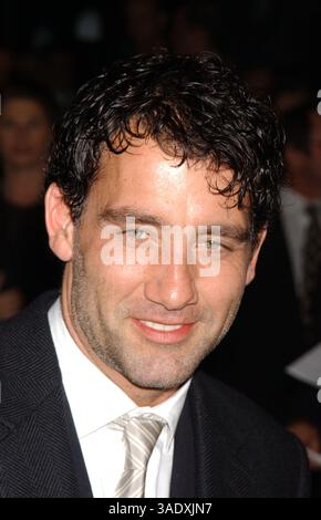 20 octobre 2003 ; New York, NY, États-Unis ; L'acteur CLIVE OWEN lors de la première New-yorkaise de 'Beyond Borders' qui a eu lieu au Ziegfeld Theater. (Crédit image : Dan Herrick/ZUMAPRESS.com) Banque D'Images