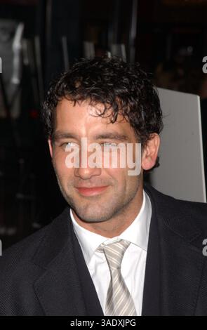 20 octobre 2003 ; New York, NY, États-Unis ; L'acteur CLIVE OWEN lors de la première New-yorkaise de 'Beyond Borders' qui a eu lieu au Ziegfeld Theater. (Crédit image : Dan Herrick/ZUMAPRESS.com) Banque D'Images