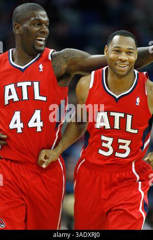 29 janvier 2012 : L'attaquant Ivan Johnson #44 des Atlanta Hawks célèbre avec le garde-tireur Willie Green #33 lors du match de basket-ball NBA entre les Hornets de la Nouvelle-Orléans et les Hawks d'Atlanta à la New Orleans Arena de la Nouvelle-Orléans, EN LOUISIANE. (Crédit image : © Jonathan Bachman/Cal Sport Media/ZUMAPRESS.com) Banque D'Images