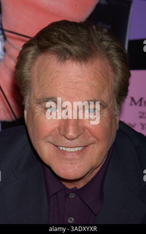 05 avril 2004 ; New York, NY, États-Unis ; L'acteur ROBERT WAGNER fait la promotion de la nouvelle édition spéciale DVD de 'The Pink Panther film Collection' au J&R Music World. . (Crédit image : Dan Herrick/ZUMAPRESS.com) Banque D'Images