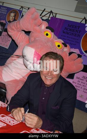 05 avril 2004 ; New York, NY, États-Unis ; L'acteur ROBERT WAGNER fait la promotion de la nouvelle édition spéciale DVD de 'The Pink Panther film Collection' au J&R Music World. . (Crédit image : Dan Herrick/ZUMAPRESS.com) Banque D'Images