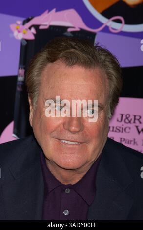 05 avril 2004 ; New York, NY, États-Unis ; L'acteur ROBERT WAGNER fait la promotion de la nouvelle édition spéciale DVD de 'The Pink Panther film Collection' au J&R Music World. . (Crédit image : Dan Herrick/ZUMAPRESS.com) Banque D'Images