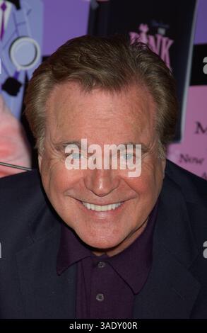 05 avril 2004 ; New York, NY, États-Unis ; L'acteur ROBERT WAGNER fait la promotion de la nouvelle édition spéciale DVD de 'The Pink Panther film Collection' au J&R Music World. . (Crédit image : Dan Herrick/ZUMAPRESS.com) Banque D'Images