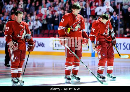 31 janvier 2012 - Glendale, Arizona, U. S - Phoenix Coyotes aile gauche Ray Whitney (13) Phoenix Coyotes centre Martin Hanzal (11) et Phoenix Coyotes aile droite Radim Vrbata (17) avant le match de hockey dans la LNH entre les Ducks d'Anaheim et les Coyotes de Phoenix à l'aréna Jobing.com à Glendale, Arizona. (Crédit image : © Keith Charles/Southcreek/ZUMAPRESS.com) Banque D'Images
