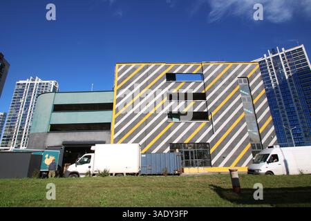 Biélorussie, Minsk - 04, 01,2025 :la structure présente un design frappant caractérisé par sa façade rayée jaune et noire, ce qui la rend assez visuellement un Banque D'Images