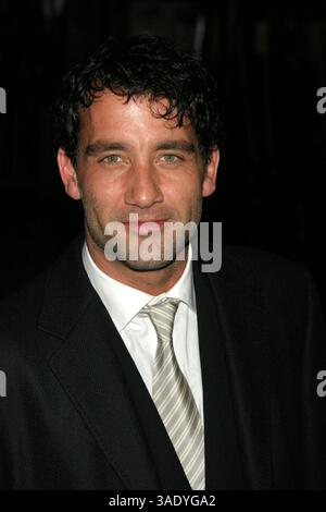 20 octobre 2003 ; New York, NY, États-Unis ; L'acteur CLIVE OWEN @ la première mondiale de 'Beyond Borders' tenue au Zeigfeld Theater.. (Crédit image : Nancy Kaszerman/ZUMAPRESS.com) Banque D'Images
