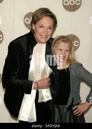 15 novembre 2003 ; New York, NY, États-Unis ; les actrices JULIE ANDREWS et SOFIA VASSILIEVA à la première mondiale de 'Eloise at Christmastime' NY qui s'est tenue à l'Hôtel Plaza. (Crédit image : Nancy Kaszerman/ZUMAPRESS.com) Banque D'Images