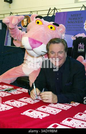 05 avril 2004 ; New York, NY, États-Unis ; L'acteur ROBERT WAGNER fait la promotion de la nouvelle édition spéciale DVD de 'The Pink Panther film Collection' au J&R Music World. (Crédit image : Nancy Kaszerman/ZUMAPRESS.com) Banque D'Images