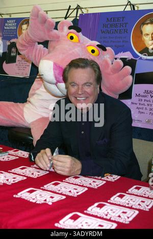 05 avril 2004 ; New York, NY, États-Unis ; L'acteur ROBERT WAGNER fait la promotion de la nouvelle édition spéciale DVD de 'The Pink Panther film Collection' au J&R Music World. (Crédit image : Nancy Kaszerman/ZUMAPRESS.com) Banque D'Images