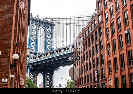 Vue sur le pont de Manhattan qui s'étend sur l'East River, reliant Manhattan et Brooklyn, une structure emblématique de New York à l'élégance en acier. Banque D'Images