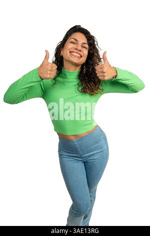 Jeune femme joyeuse faisant des gestes avec les pouces vers le haut avec les deux mains, exprimant positivité et approbation Banque D'Images