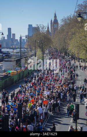 Londres Royaume-Uni 6 avril 2025. Les participants courent le long du remblai au semi-marathon Landmark London. On estime que jusqu'à 20 000 participants prendront part au semi-marathon de Londres dimanche tout en collectant des fonds pour 500 organismes de bienfaisance différents. Le semi-marathon London Landmarks est la seule course avec un parcours à travers la ville de Londres et la ville de Westminster. L’événement est organisé par Tommy’s, l’association caritative grossesse et bébé Credit Amer Ghazzal/Alamy Live News Banque D'Images