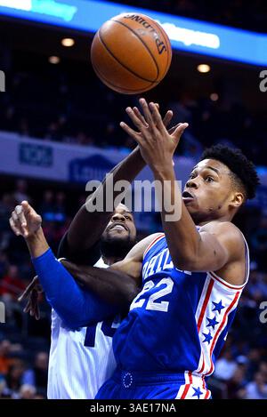 9 février 2012 - Charlotte, NC, États-Unis - Michael Kidd-Gilchrist, attaquant Michael Hornets, à gauche, affronte Richaun Holmes, à droite, l'attaquant des 76ers de Philadelphie, pour le contrôle d'une balle lâche lors de la première mi-temps d'action le lundi 13 février 2017 au Spectrum Center de Charlotte, N.C. (crédit image : © Jeff Siner/TNS via ZUMA Wire) Banque D'Images