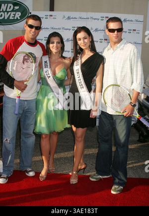 25 août 2005 ; New York, NY, États-Unis ; 25 août 2005 ; New York, NY, États-Unis ; joueur de tennis BOB BRYAN, Miss USA CHELSEA COOLEY, Miss Universe NATALIE GLEBOVA & joueur de tennis MIKE BRYAN lors d'une fête organisée Manhattan Land Rover pour célébrer le prochain 125e US Tennis Open . (Crédit image : Nancy Kaszerman/ZUMAPRESS.com) Banque D'Images