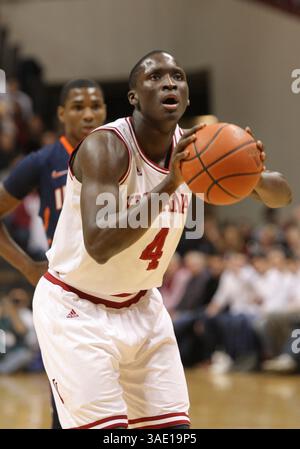 9 février 2012 : Victor Oladipo (4), garde des Hoosiers de l'Indiana, tire des lancers francs lors d'un match de basket-ball de la NCAA entre les Illinois Fighting Illini et les Indiana Hoosiers classés 23e place à Assembly Hall à Bloomington, Indiana. (Crédit image : © Pat Lovell/Cal Sport Media/ZUMAPRESS.com) Banque D'Images