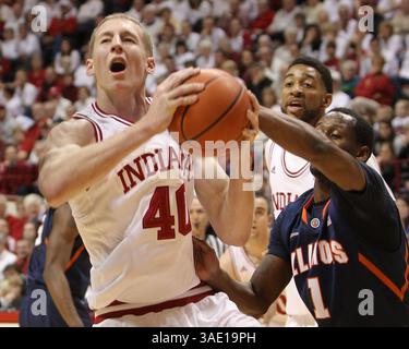 9 février 2012 : L'attaquant des Hoosiers de l'Indiana Cody Zeller (40 ans) monte fort dans le panier lors d'un match de basket-ball de la NCAA entre les Illinois Fighting Illini et les Indiana Hoosiers classés #23 au Assembly Hall de Bloomington, Indiana. (Crédit image : © Pat Lovell/Cal Sport Media/ZUMAPRESS.com) Banque D'Images