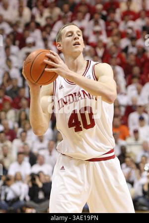 9 février 2012 : L'attaquant des Hoosiers de l'Indiana Cody Zeller (40 ans) est prêt à passer le ballon lors d'un match de basket-ball de la NCAA entre les Illinois Fighting Illini et les Indiana Hoosiers classés #23 à Assembly Hall à Bloomington, Indiana. (Crédit image : © Pat Lovell/Cal Sport Media/ZUMAPRESS.com) Banque D'Images