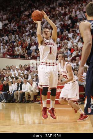 9 février 2012 : Indiana Hoosiers garde Jordan Hulls (1) tire un saut de l'extérieur lors d'un match de basket-ball NCAA entre les Illinois Fighting Illini et les Indiana Hoosiers classés #23 à Assembly Hall à Bloomington, Indiana. (Crédit image : © Pat Lovell/Cal Sport Media/ZUMAPRESS.com) Banque D'Images