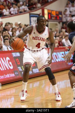 9 février 2012 : Victor Oladipo (4), garde des Hoosiers de l'Indiana, dribble le basket-ball lors d'un match de basket-ball de la NCAA entre les Illinois Fighting Illini et les Indiana Hoosiers classés #23 au Assembly Hall de Bloomington, Indiana. (Crédit image : © Pat Lovell/Cal Sport Media/ZUMAPRESS.com) Banque D'Images