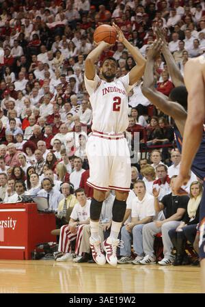 9 février 2012 : L'attaquant des Hoosiers de l'Indiana Christian Watford (2) tire un tir à trois points lors d'un match de basket-ball de la NCAA entre les Illinois Fighting Illini et les Indiana Hoosiers classés #23 à Assembly Hall à Bloomington, Indiana. (Crédit image : © Pat Lovell/Cal Sport Media/ZUMAPRESS.com) Banque D'Images