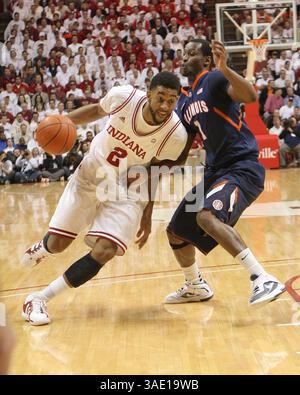 9 février 2012 : L'attaquant des Hoosiers de l'Indiana Christian Watford (2) conduit la voie lors d'un match de basket-ball de la NCAA entre les Illinois Fighting Illini et les Indiana Hoosiers classés #23 au Assembly Hall à Bloomington, Indiana. (Crédit image : © Pat Lovell/Cal Sport Media/ZUMAPRESS.com) Banque D'Images