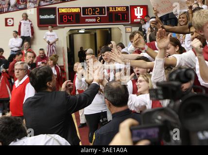 9 février 2012 : Tom Crean, entraîneur-chef des Indiana Hoosiers, célèbre avec ses fans un match de basket-ball de la NCAA entre les Illinois Fighting Illini et les Indiana Hoosiers classés #23 au Assembly Hall de Bloomington, Indiana. (Crédit image : © Pat Lovell/Cal Sport Media/ZUMAPRESS.com) Banque D'Images