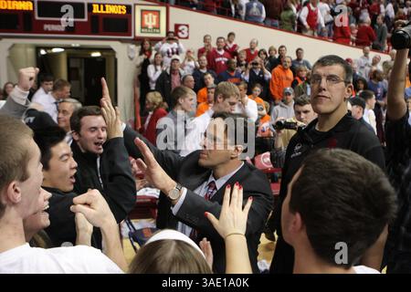 9 février 2012 : Tom Crean, entraîneur-chef des Indiana Hoosiers, célèbre avec ses fans un match de basket-ball de la NCAA entre les Illinois Fighting Illini et les Indiana Hoosiers classés #23 au Assembly Hall de Bloomington, Indiana. (Crédit image : © Pat Lovell/Cal Sport Media/ZUMAPRESS.com) Banque D'Images